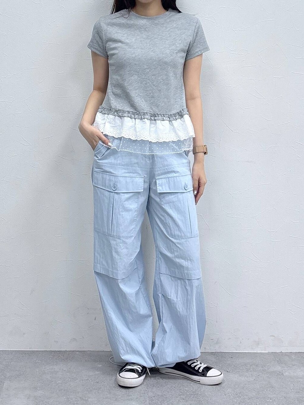 ブルー系のその他パンツ、グレー系のTシャツ/カットソーを着用したレディースの夏コーディネートの2枚目の写真