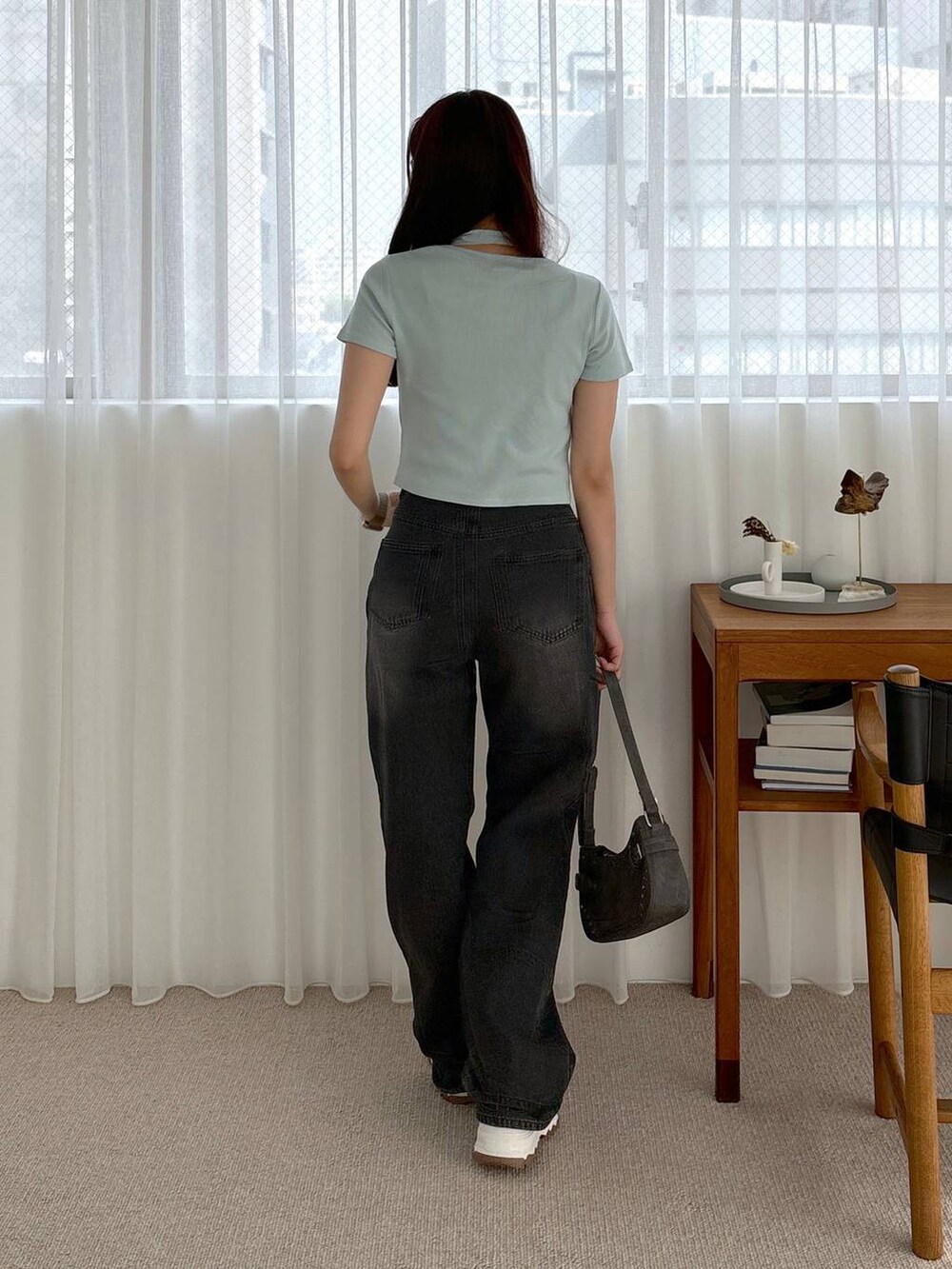 ブラック系のデニムパンツ、ブラック系のトートバッグを着用したレディースの夏コーディネートの4枚目の写真