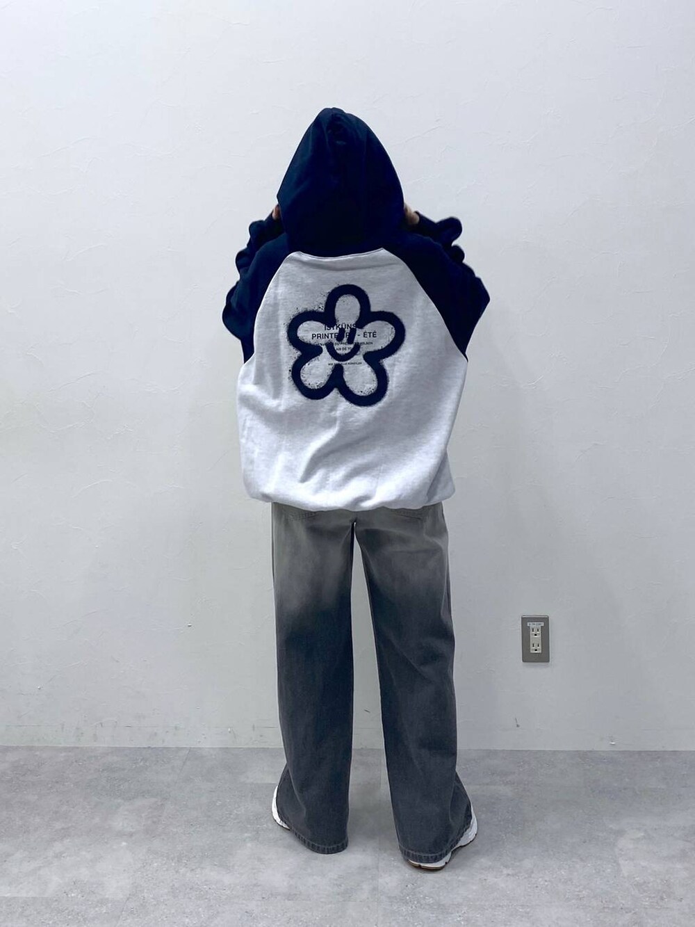 ブラック系のデニムパンツ、ブルー系のパーカーを着用したレディースの冬コーディネートの4枚目の写真