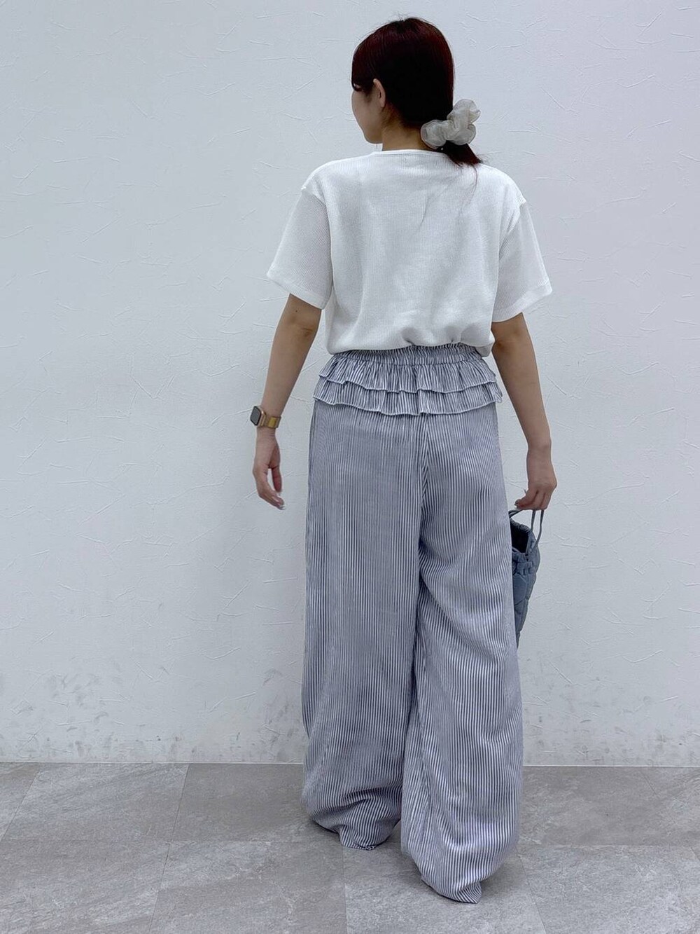 ホワイト系のTシャツ/カットソーを着用したレディースの夏コーディネートの4枚目の写真