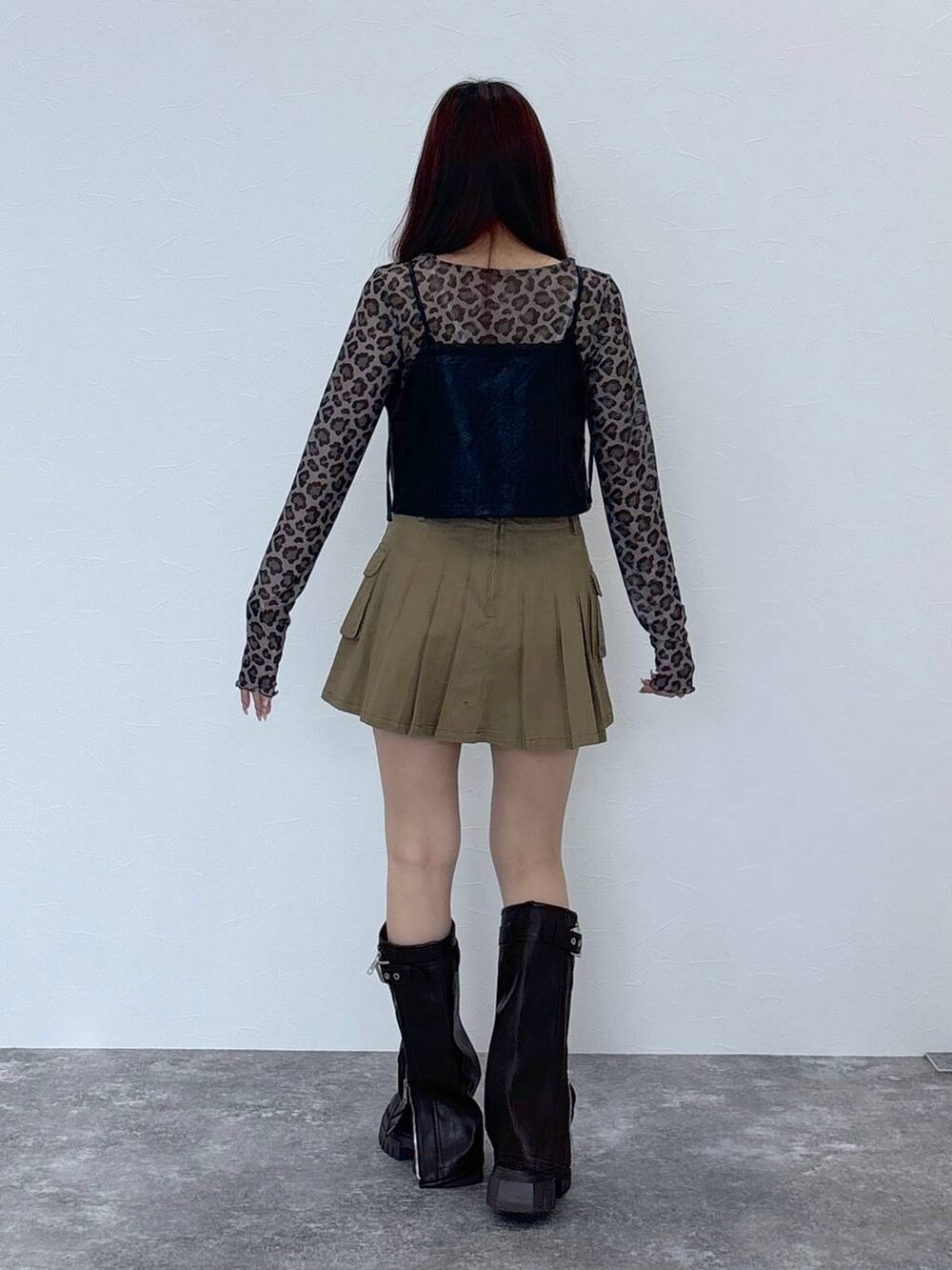 その他のTシャツ/カットソー、ベージュ系のスカート、ブラック系のブーツを着用したレディースの夏コーディネートの4枚目の写真