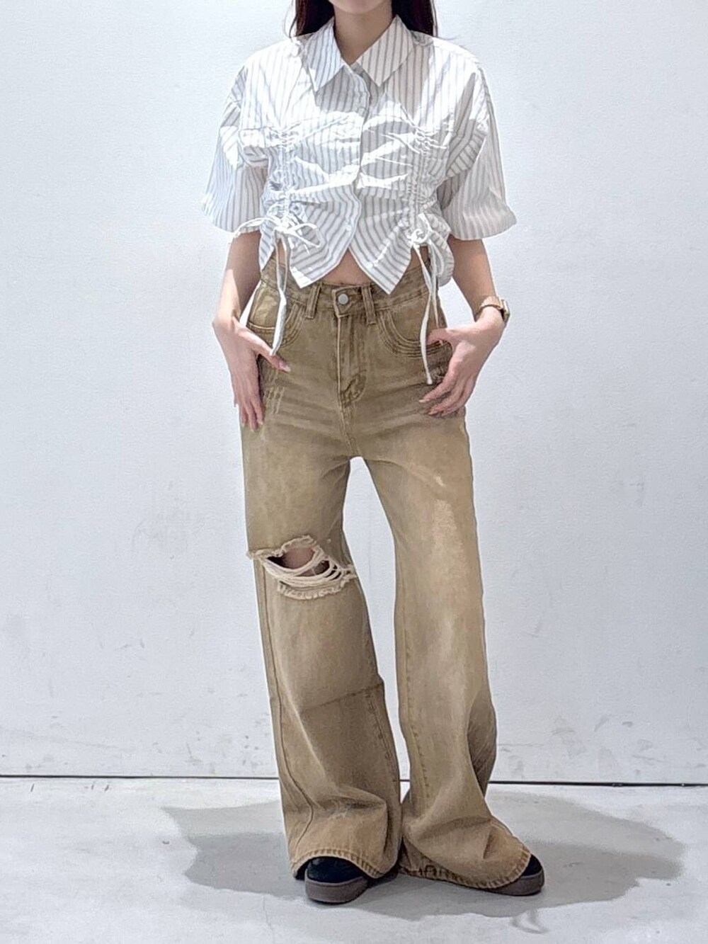 ホワイト系のシャツ/ブラウス、イエロー系のデニムパンツを着用したレディースの夏コーディネートの2枚目の写真