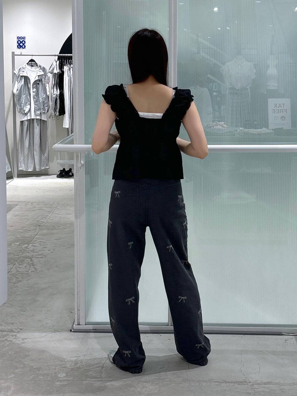 ブラック系のシャツ/ブラウス、ブラック系のデニムパンツを着用したレディースの夏コーディネートの4枚目の写真