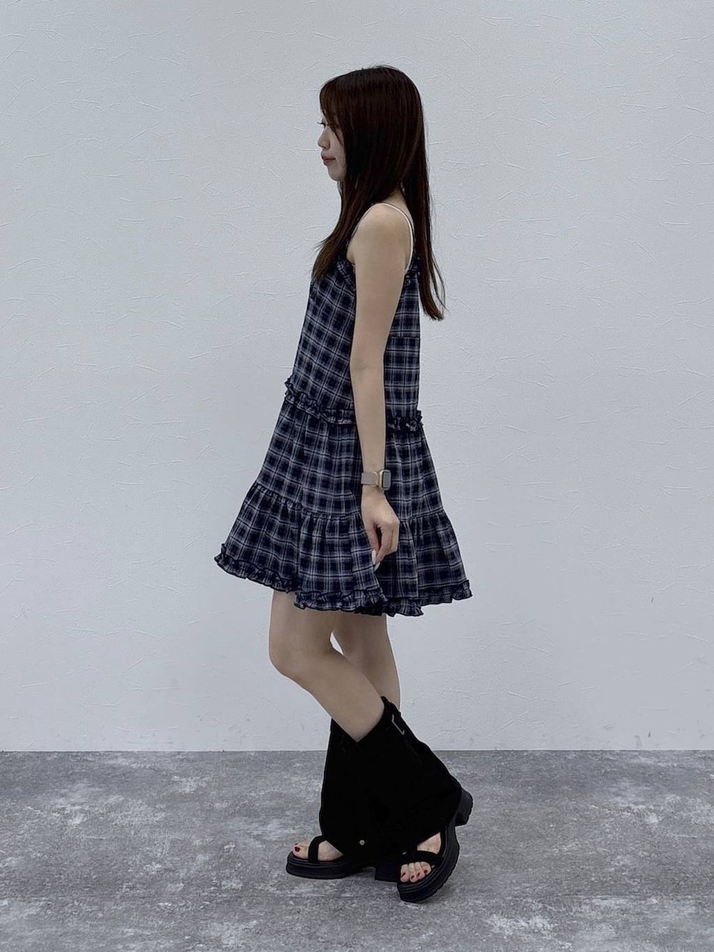 ブルー系のワンピース、ブラック系のサンダルを着用したレディースの夏コーディネートの3枚目の写真