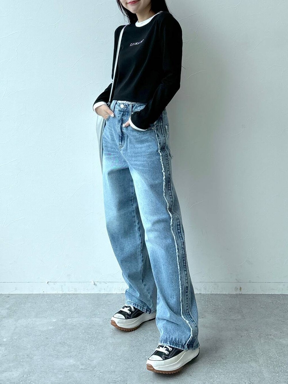 ブラック系のTシャツ/カットソー、グレー系のバックパック/リュックを着用したレディースの秋コーディネートの3枚目の写真