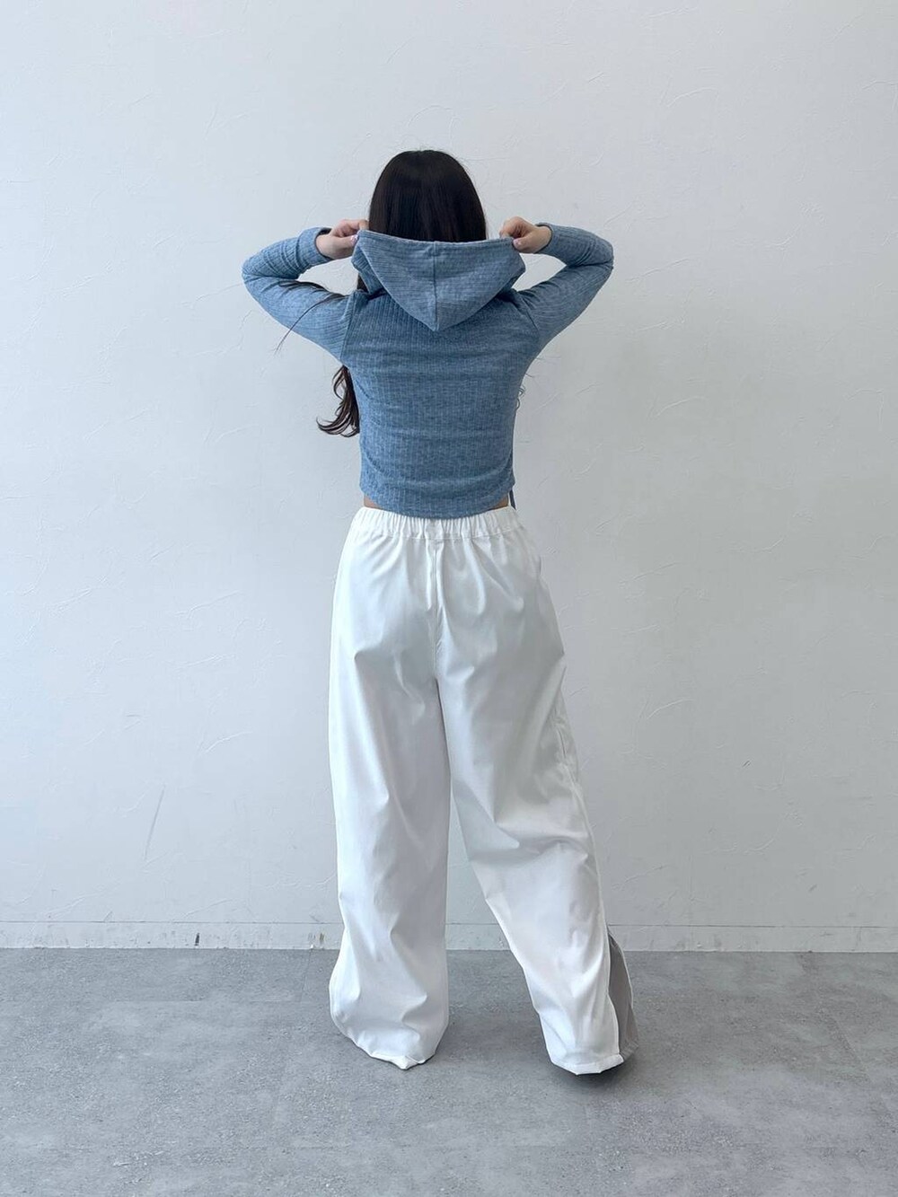ベージュ系のカーゴパンツ、ベージュ系のチューブトップ、ブルー系のTシャツ/カットソーを着用したレディースの春コーディネートの5枚目の写真