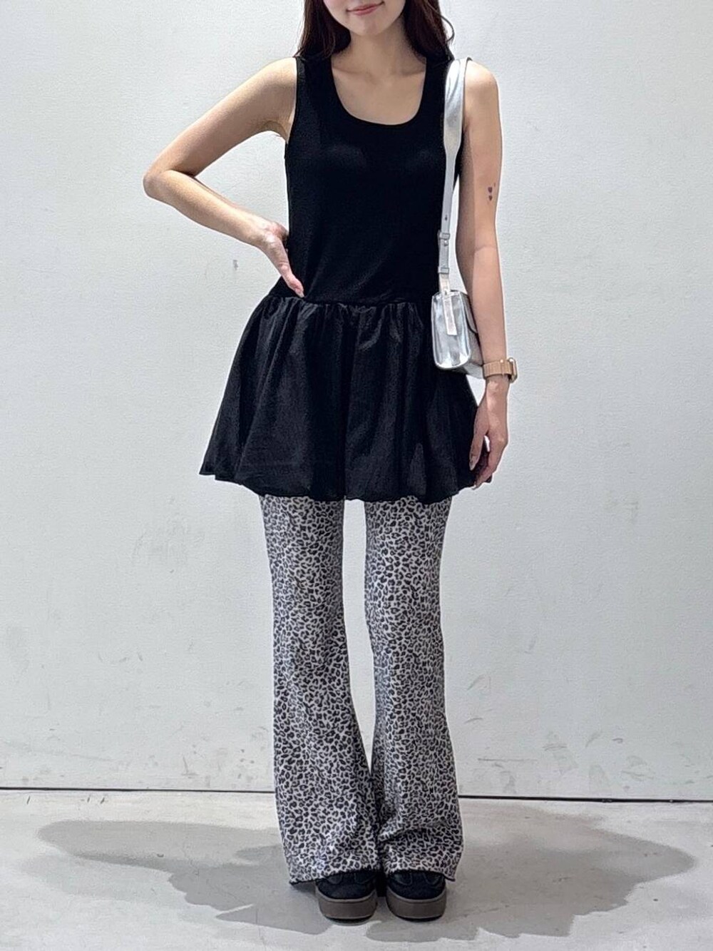 その他のショルダーバッグ、グレー系のその他パンツ、ブラック系のワンピースを着用したレディースの夏コーディネートの2枚目の写真