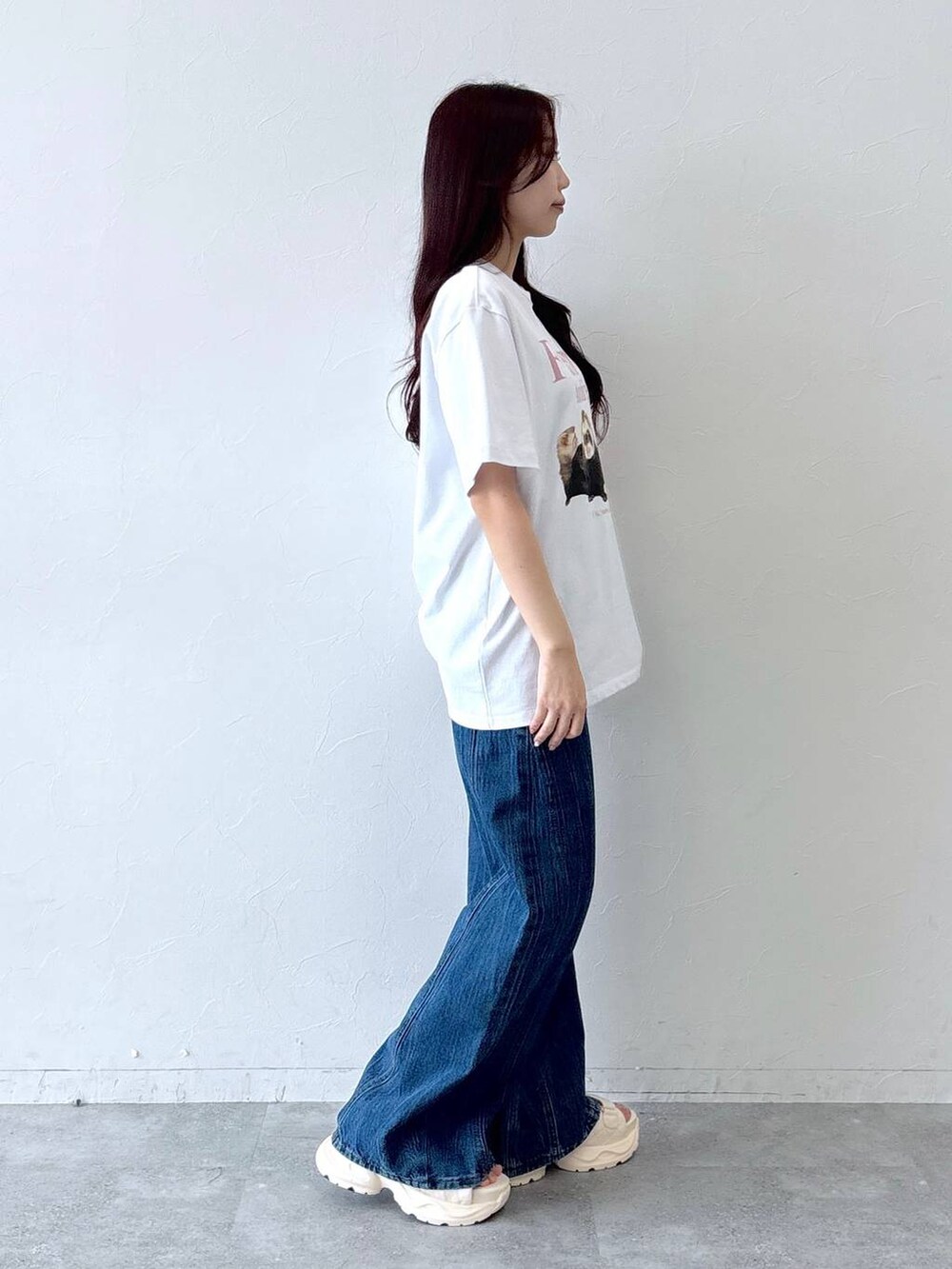 その他のサンダル、ブルー系のデニムパンツ、ホワイト系のTシャツ/カットソーを着用したレディースの春コーディネートの3枚目の写真