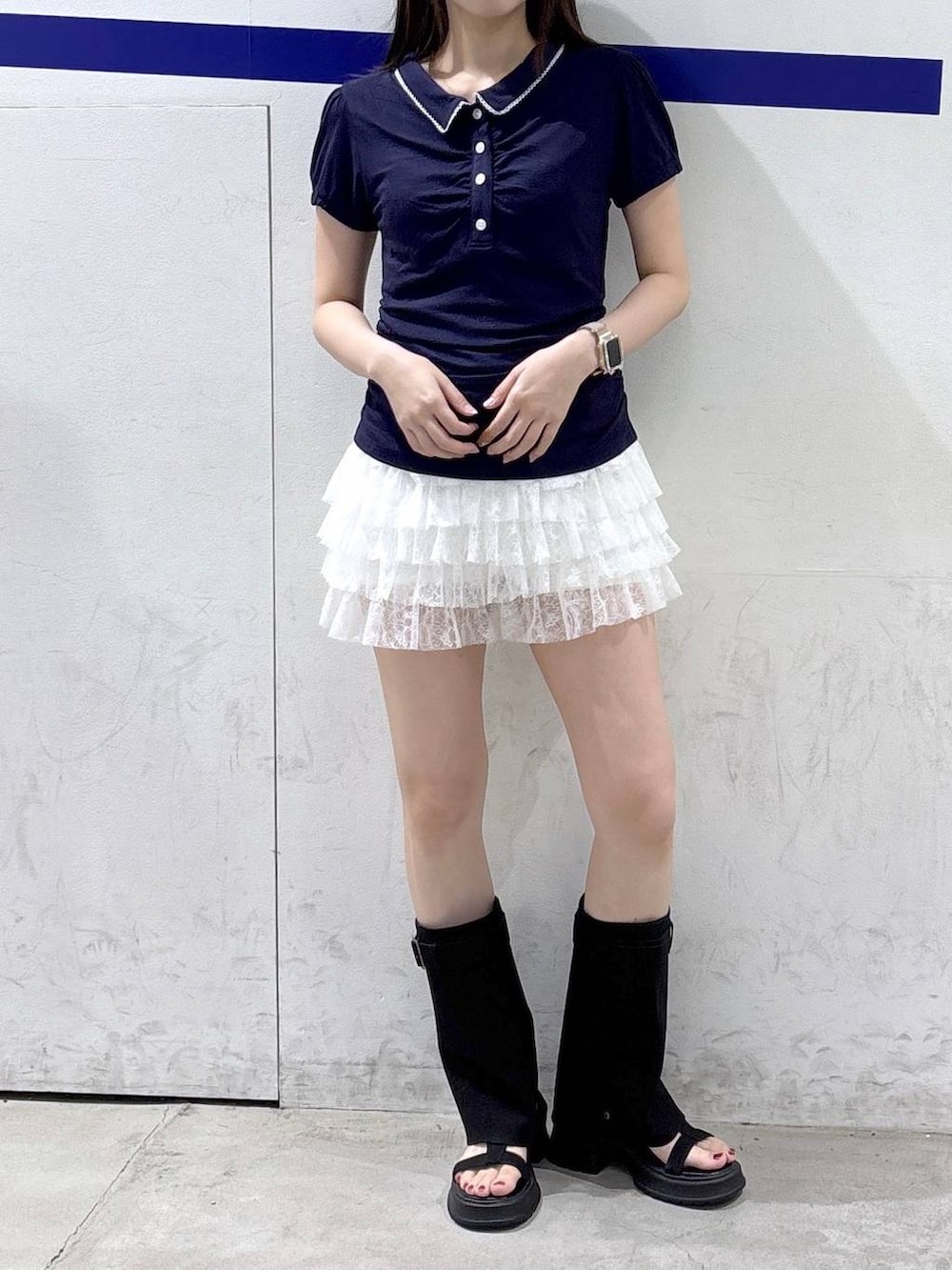 ホワイト系のその他パンツ、ブラック系のサンダル、ブルー系のTシャツ/カットソーを着用したレディースの夏コーディネートの2枚目の写真