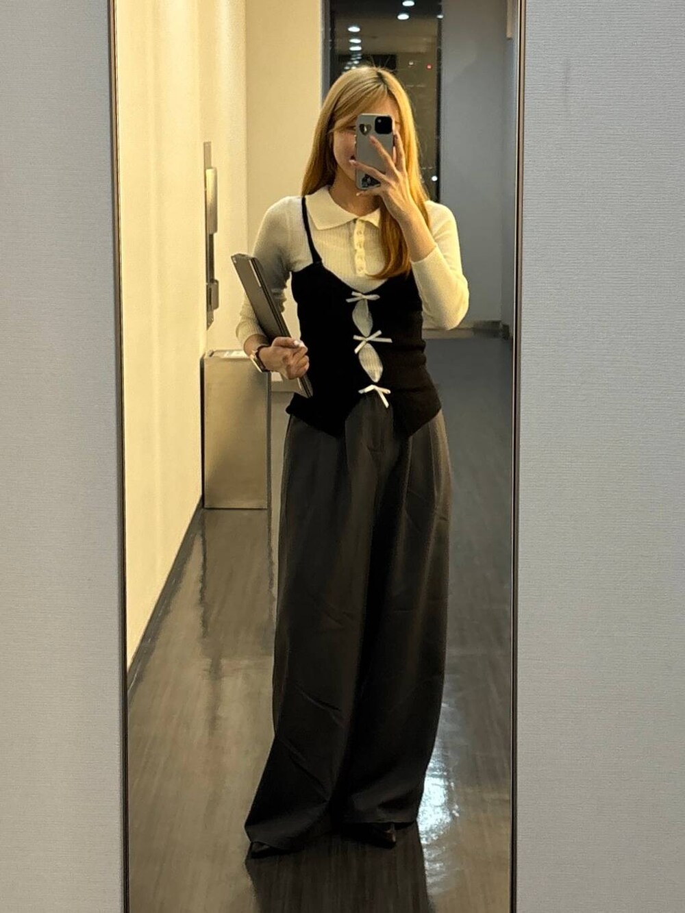 ブラック系のローファー、ホワイト系のニット/セーター、グレー系のハンドバッグを着用したレディースの秋コーディネートの4枚目の写真