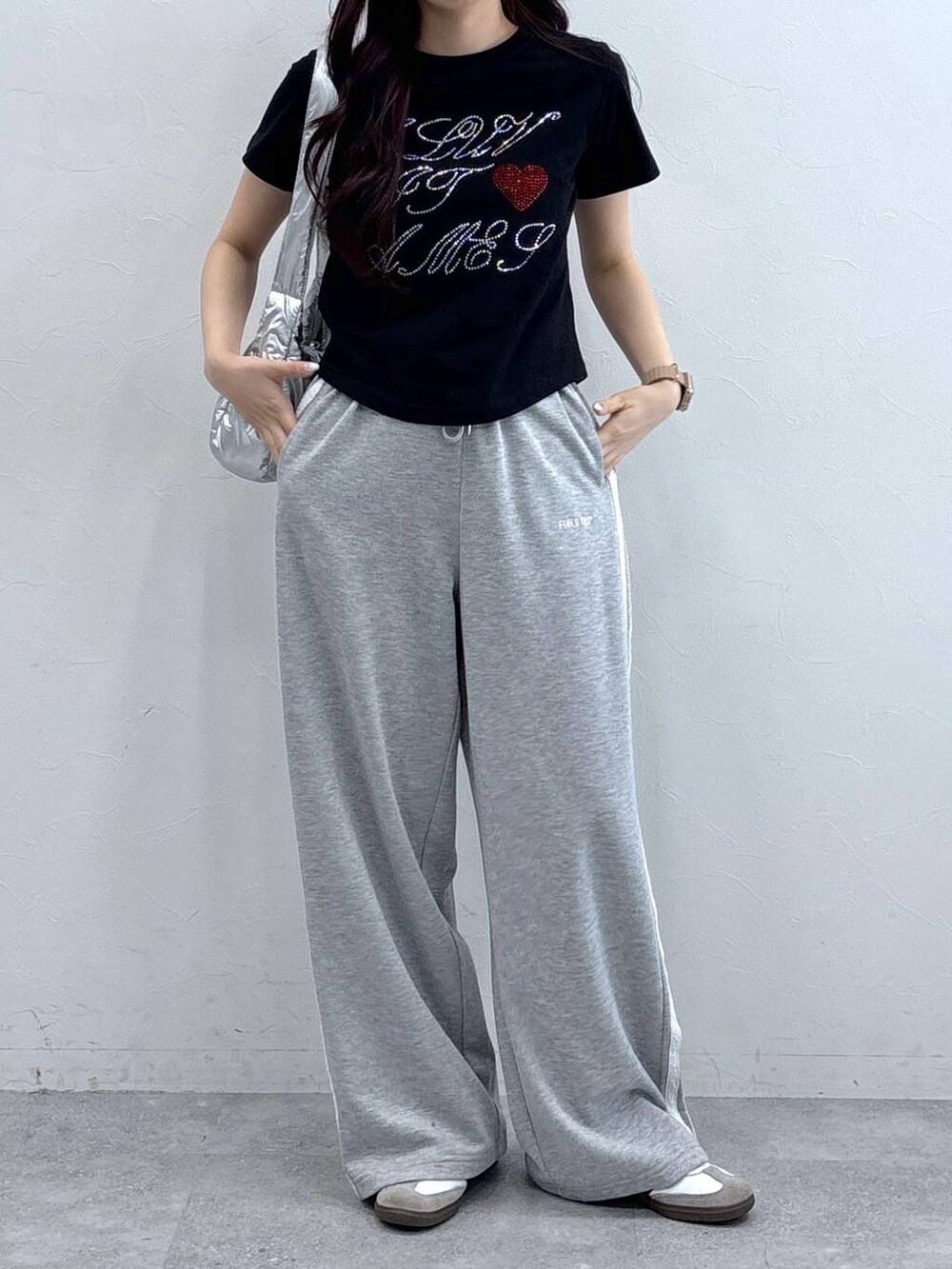 グレー系のスウェットパンツ、ブラック系のTシャツ/カットソーを着用したレディースの春コーディネートの2枚目の写真