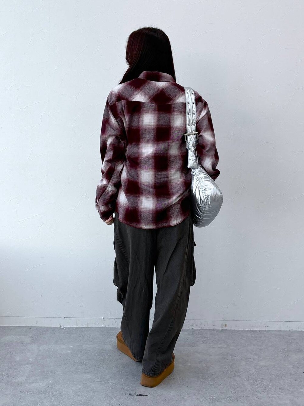 その他のショルダーバッグ、レッド系のシャツ/ブラウスを着用したレディースの冬コーディネートの4枚目の写真