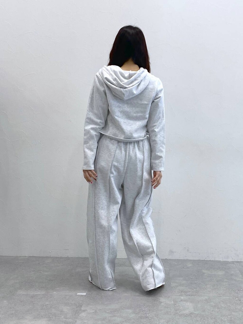 グレー系のスウェット、グレー系のスウェットパンツを着用したレディースの冬コーディネートの4枚目の写真