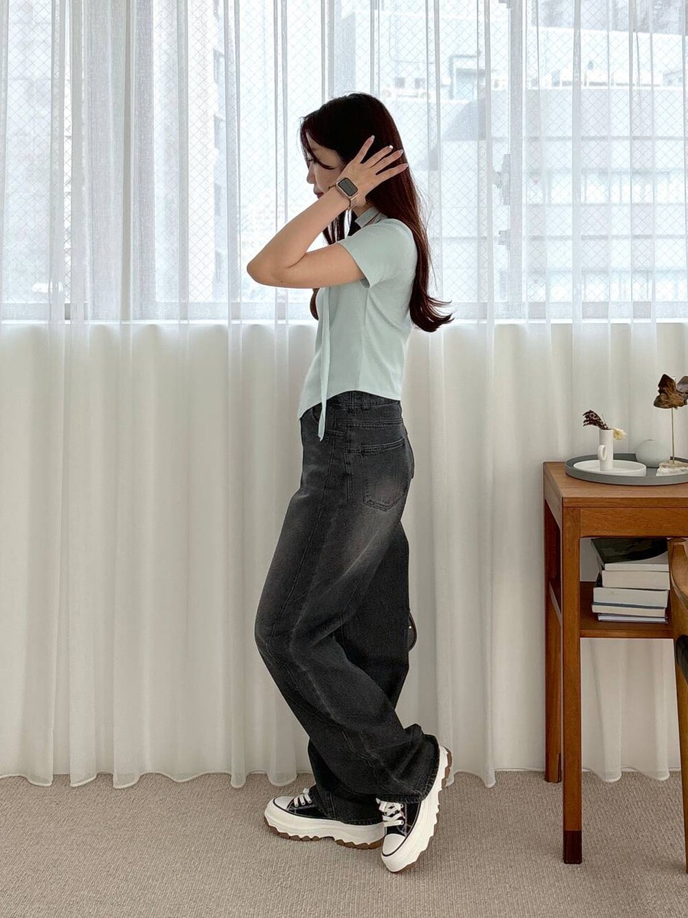 ブラック系のデニムパンツ、ブラック系のトートバッグを着用したレディースの夏コーディネートの3枚目の写真