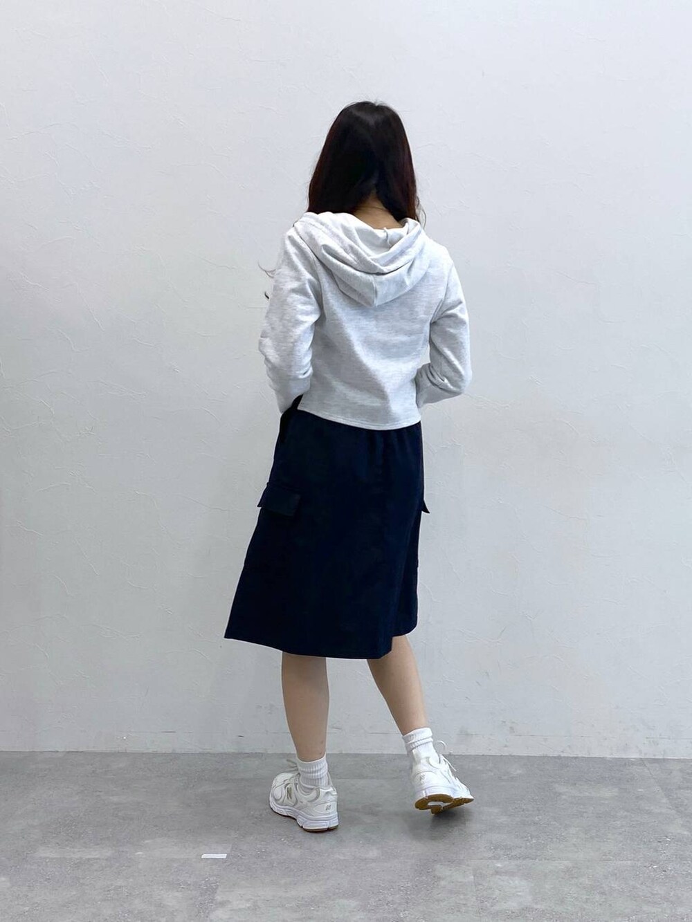 ブルー系のスカート、グレー系のスウェットを着用したレディースの冬コーディネートの3枚目の写真