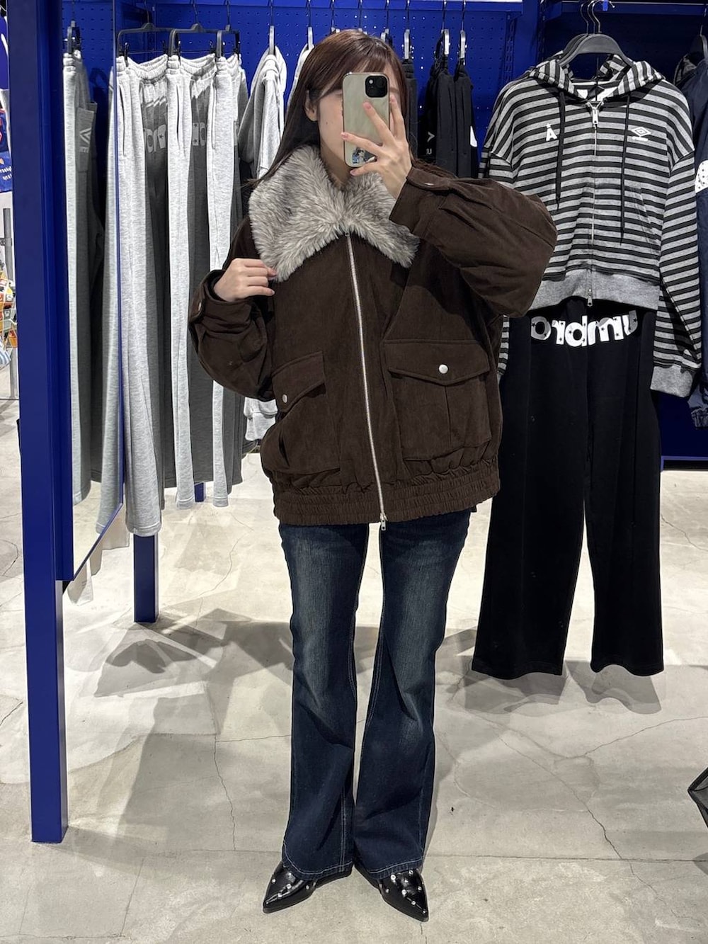 ブルー系のデニムパンツを着用したレディースの秋コーディネートの5枚目の写真