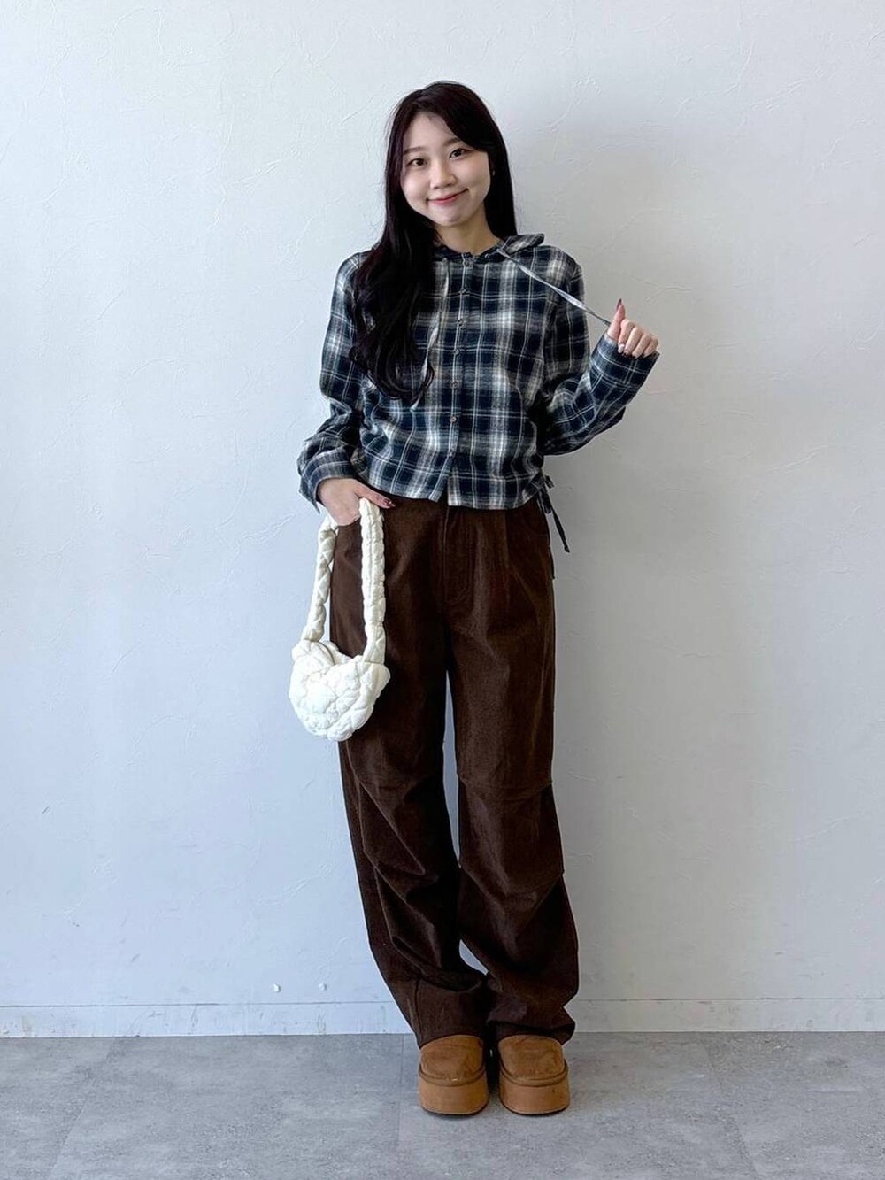 ホワイト系のショルダーバッグ、ブラウン系のその他パンツを着用したレディースの冬コーディネートの2枚目の写真