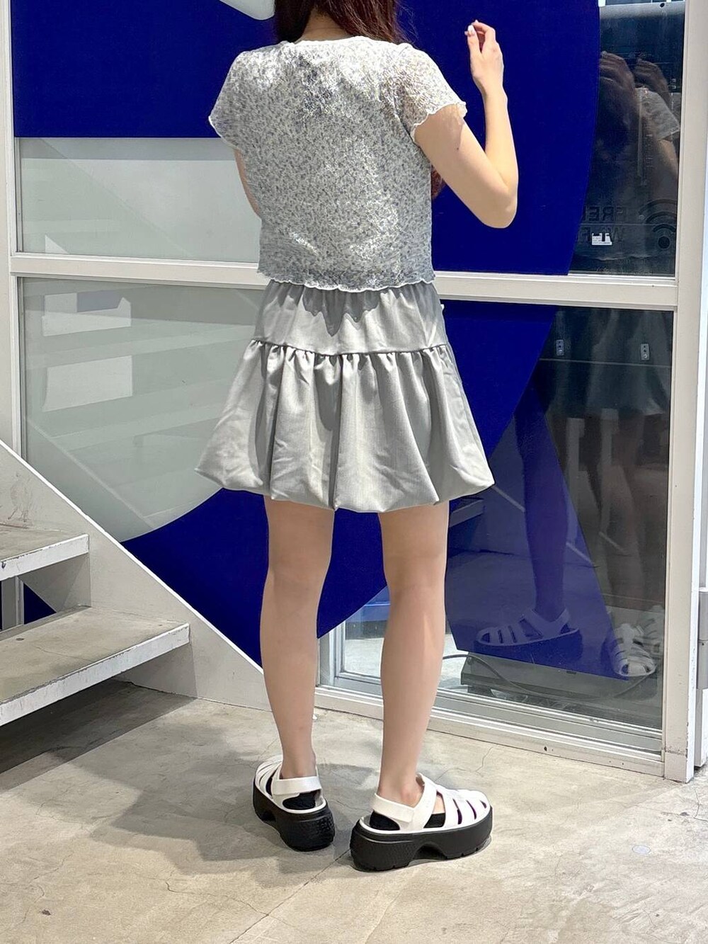 その他のサンダル、グレー系のキャミソール、グレー系のスカートを着用したレディースの夏コーディネートの3枚目の写真