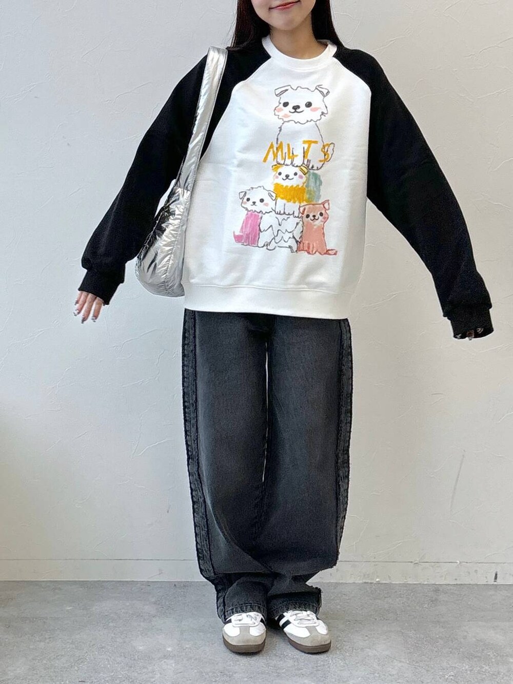 その他のショルダーバッグ、グレー系のデニムパンツ、ベージュ系のスウェットを着用したレディースの冬コーディネートの2枚目の写真