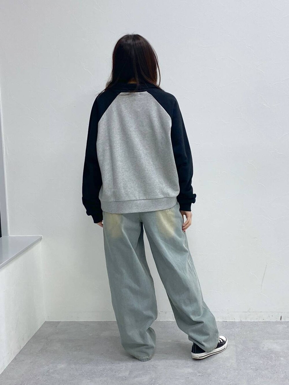 ブルー系のデニムパンツ、ブラック系のスウェットを着用したレディースの冬コーディネートの4枚目の写真