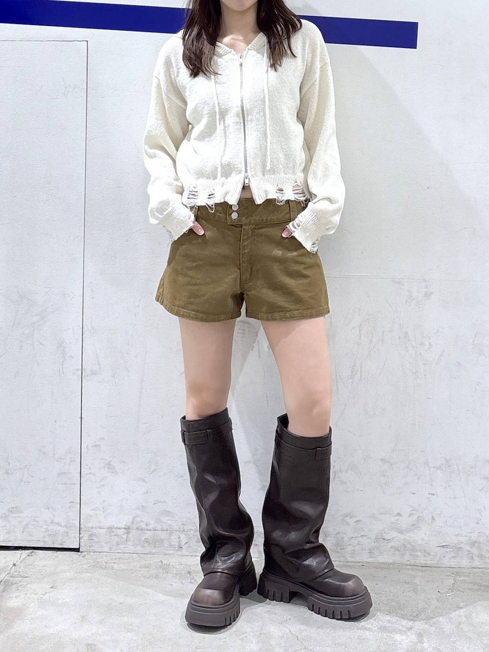 ベージュ系のその他パンツ、その他のニット/セーター、ブラック系のブーツを着用したレディースの秋コーディネートの2枚目の写真