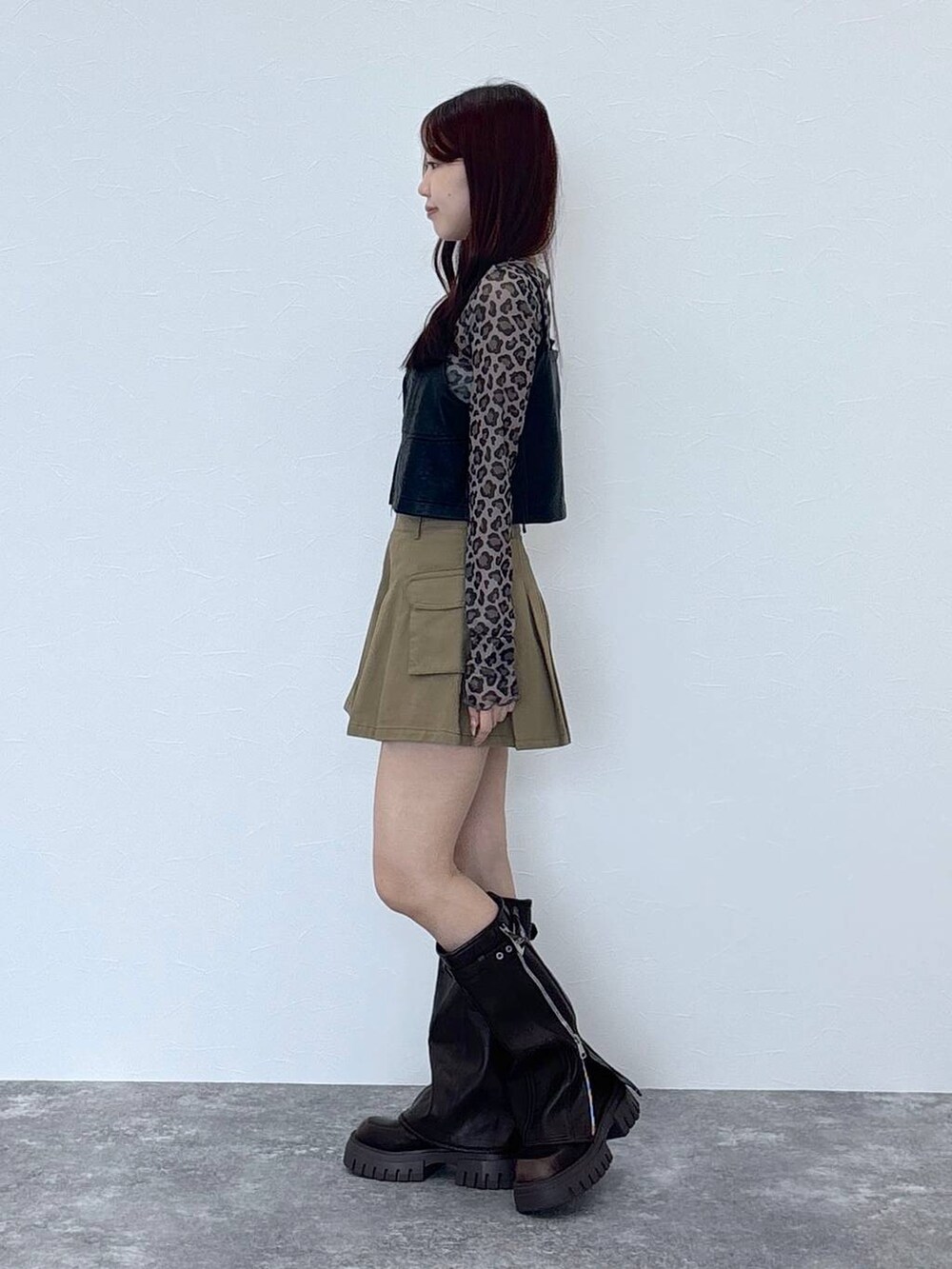 その他のTシャツ/カットソー、ベージュ系のスカート、ブラック系のブーツを着用したレディースの夏コーディネートの3枚目の写真