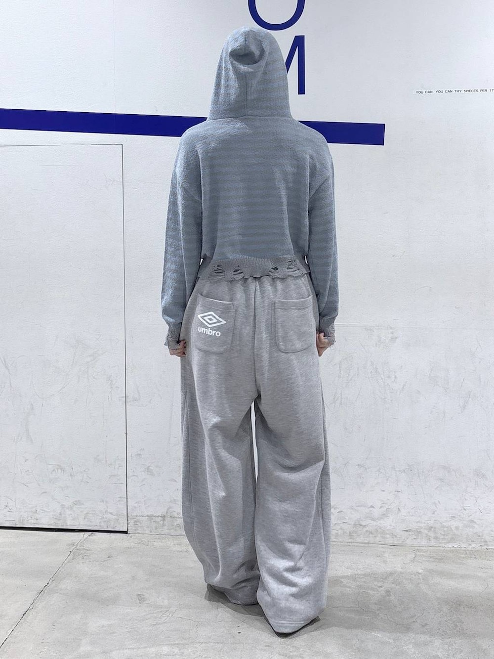 グレー系のスウェットパンツ、ブルー系のニット/セーターを着用したレディースの秋コーディネートの4枚目の写真