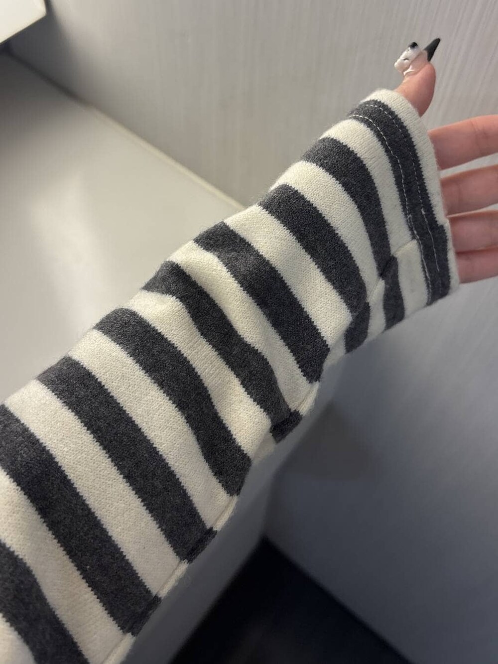 ホワイト系のカーディガン/ボレロ、ブラック系のその他パンツを着用したレディースの春コーディネートの3枚目の写真