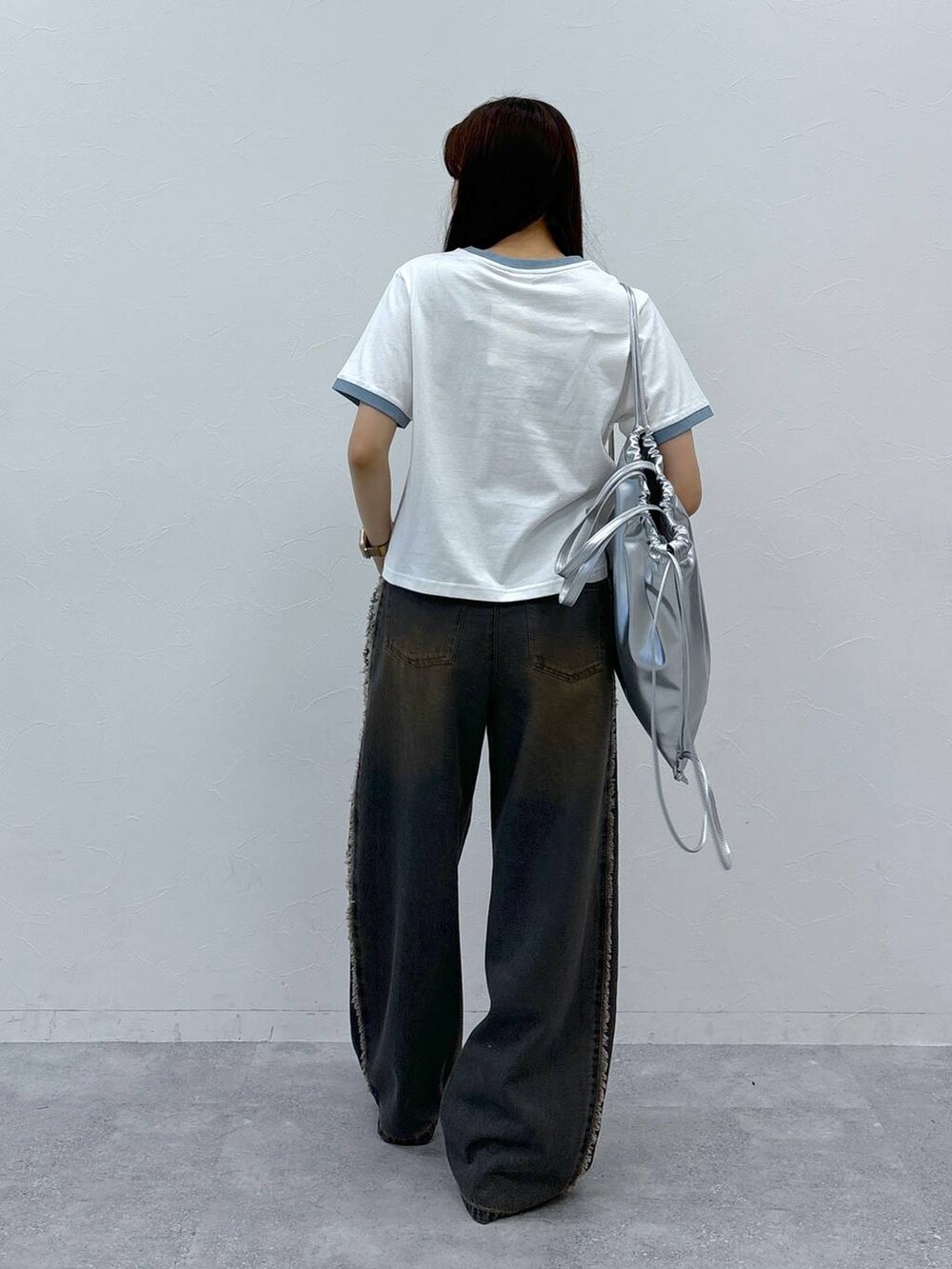 ブルー系のデニムパンツ、ホワイト系のTシャツ/カットソー、グレー系のバックパック/リュックを着用したレディースの夏コーディネートの4枚目の写真