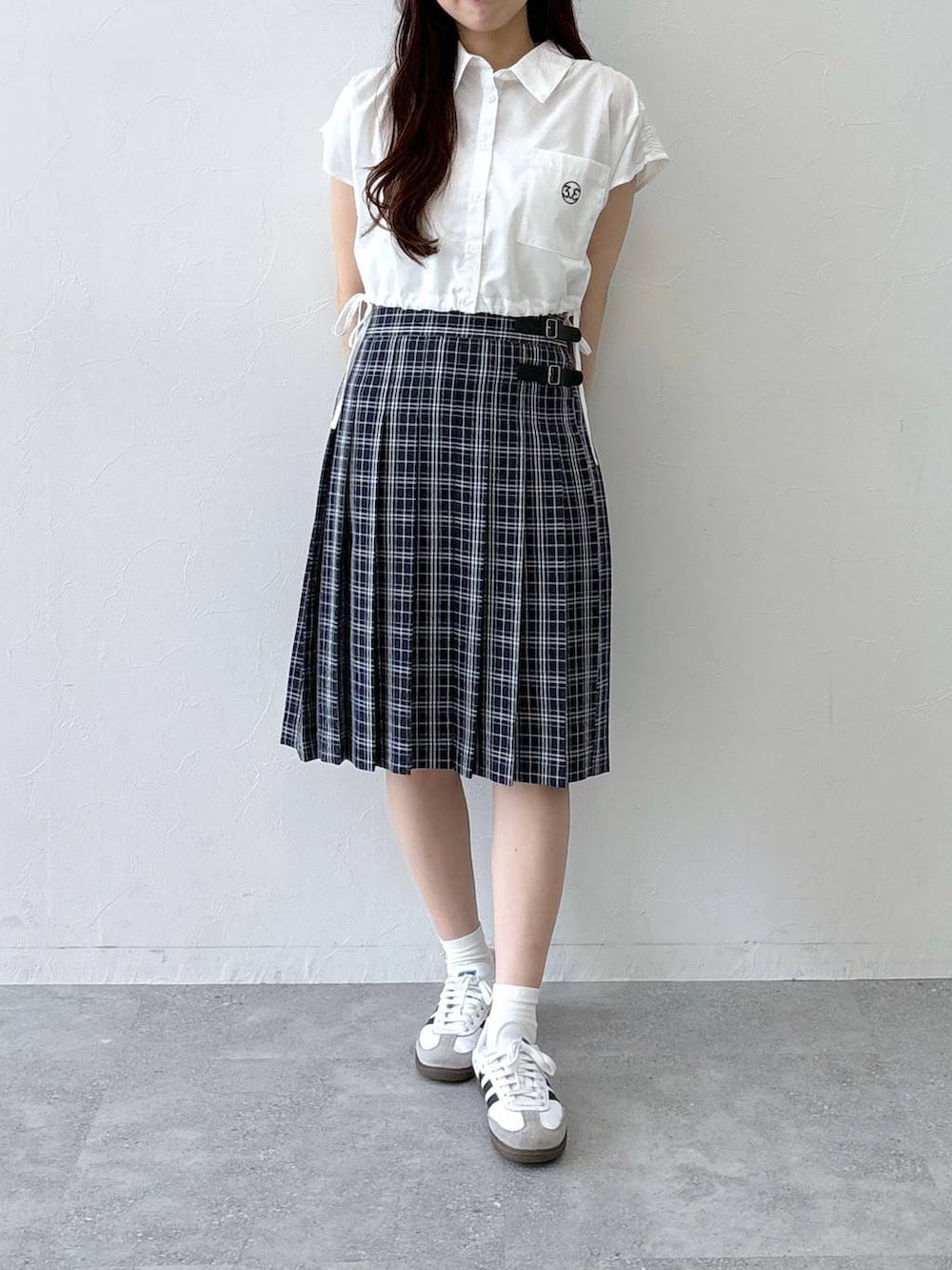 ホワイト系のシャツ/ブラウス、ブルー系のスカートを着用したレディースの春コーディネートの2枚目の写真