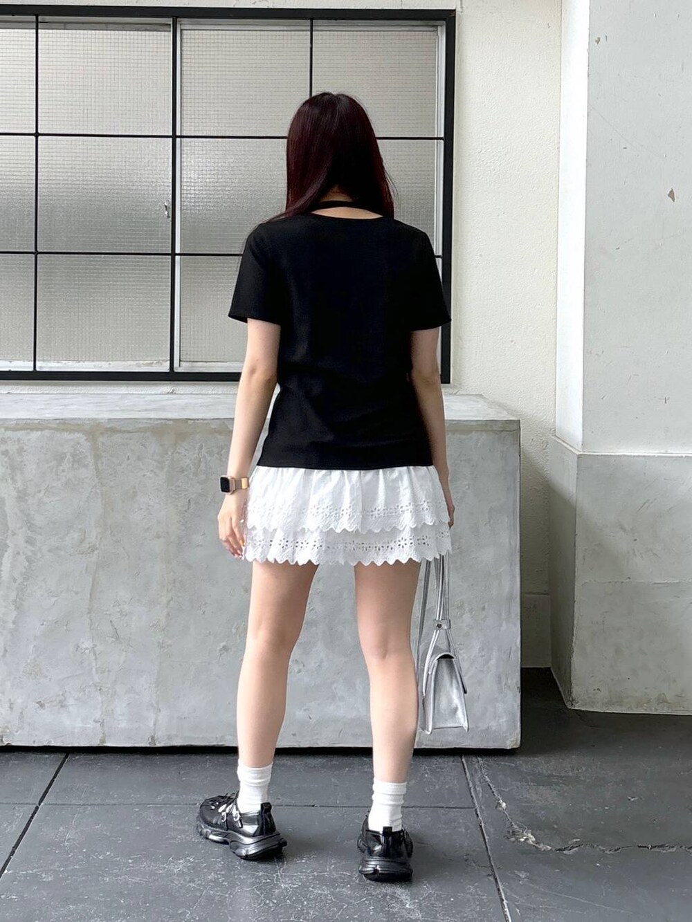 ホワイト系のスカート、ブラック系のTシャツ/カットソーを着用したレディースの夏コーディネートの4枚目の写真