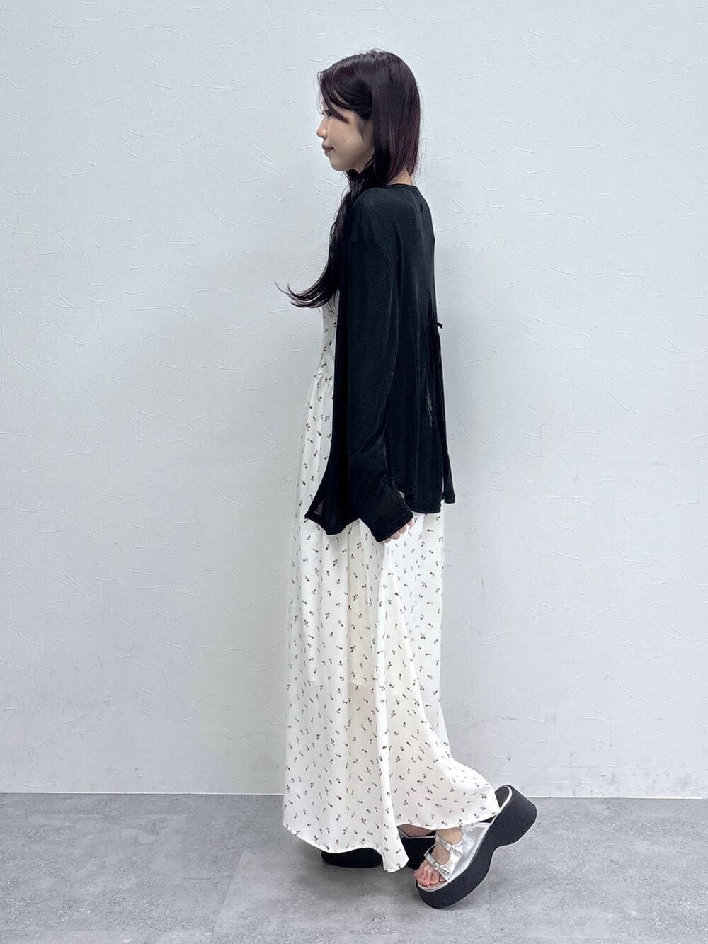その他のサンダル、ブラック系のカーディガン/ボレロ、ホワイト系のワンピースを着用したレディースの春コーディネートの6枚目の写真