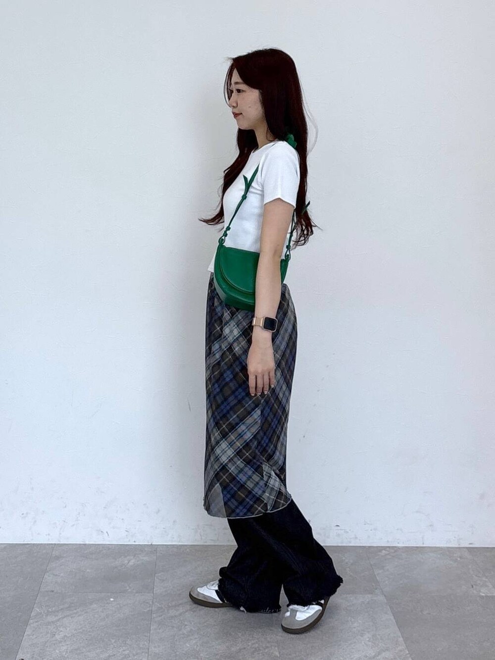 ブラック系のデニムパンツ、ブルー系のスカートを着用したレディースの春コーディネートの3枚目の写真