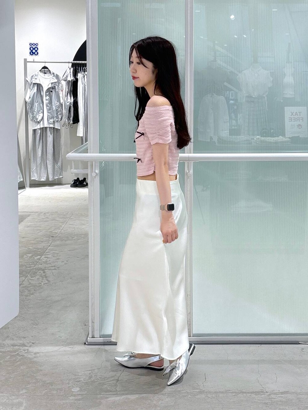 ベージュ系のスカート、ピンク系のTシャツ/カットソー、その他のサンダルを着用したレディースの夏コーディネートの3枚目の写真