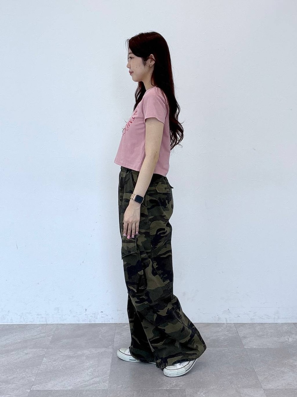 その他のカーゴパンツ、ピンク系のTシャツ/カットソーを着用したレディースの春コーディネートの3枚目の写真
