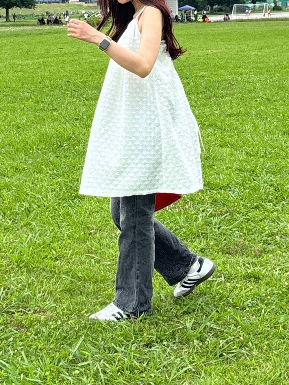 ホワイト系のワンピース、ベージュ系のチューブトップ、レッド系のハンドバッグを着用したレディースの夏コーディネートの2枚目の写真