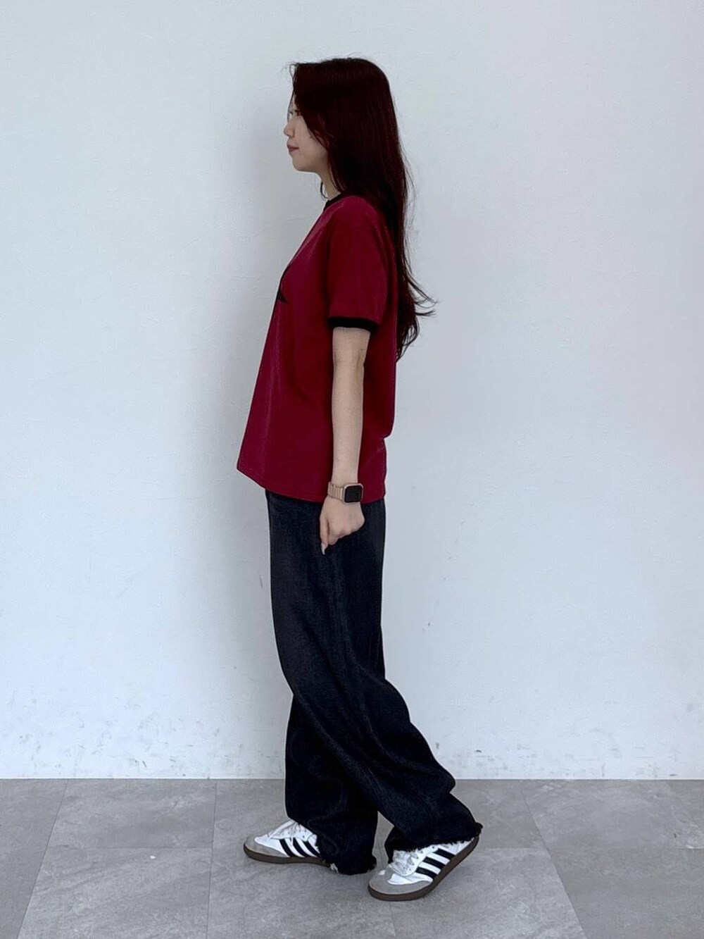 ブラック系のデニムパンツ、レッド系のTシャツ/カットソーを着用したレディースの春コーディネートの3枚目の写真