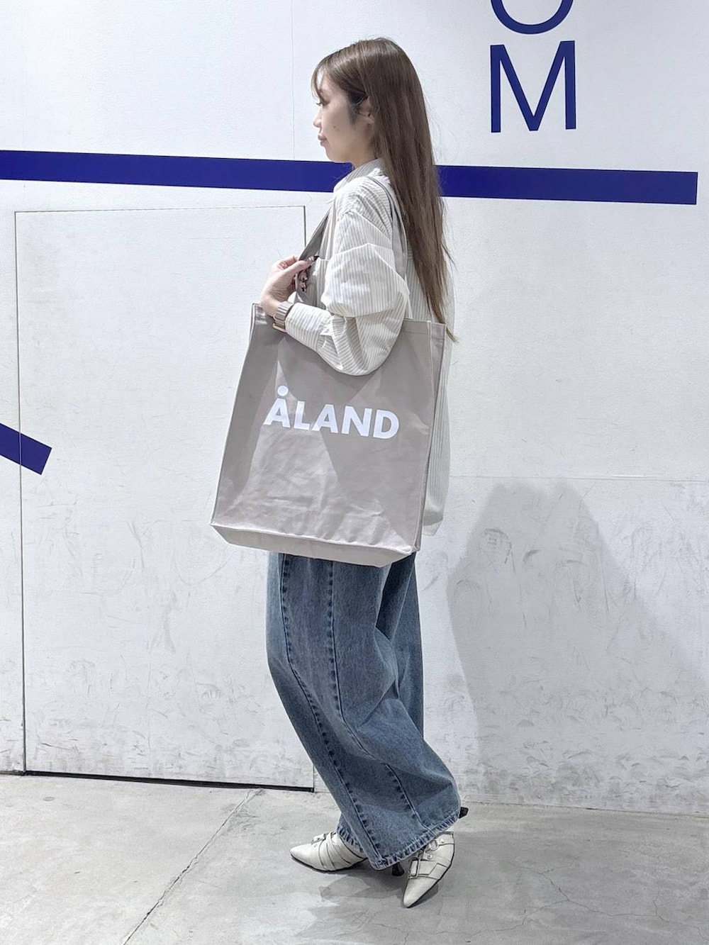 その他のパンプス、ベージュ系のシャツ/ブラウス、グレー系のトートバッグを着用したレディースの春コーディネートの3枚目の写真