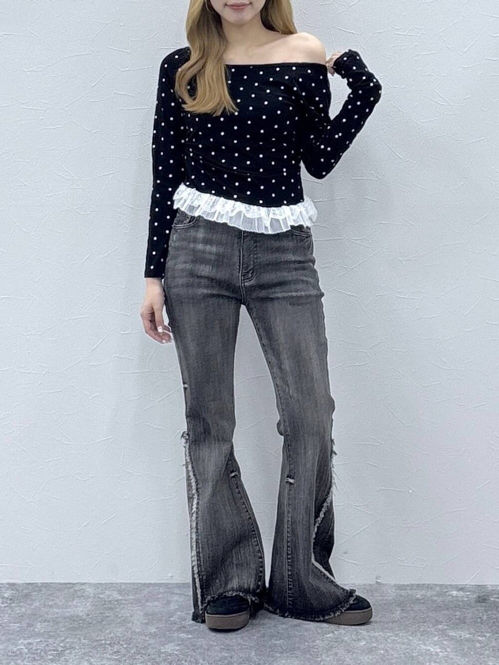 ブラック系のTシャツ/カットソー、ブラック系のデニムパンツを着用したレディースの秋コーディネートの2枚目の写真