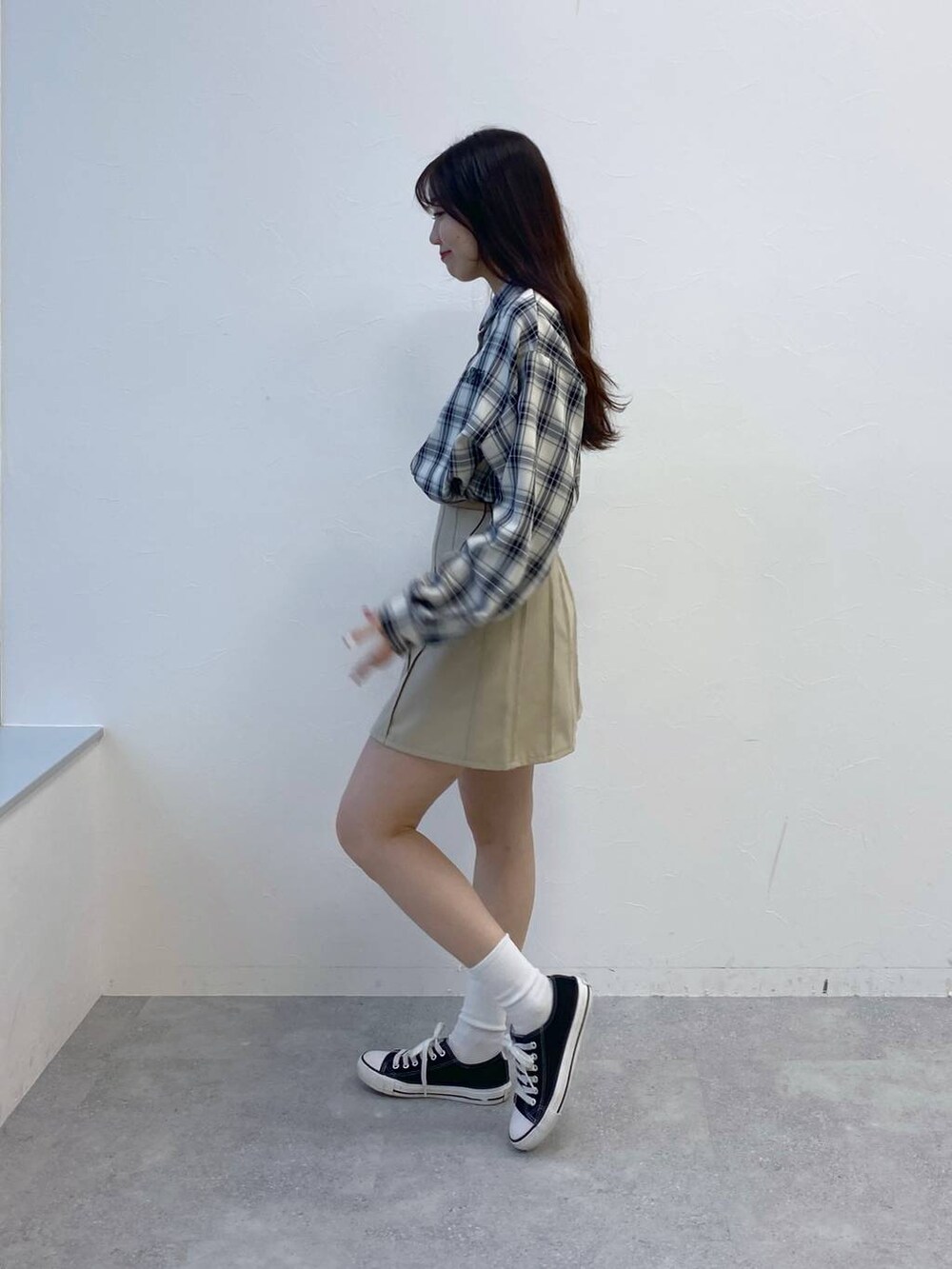 ベージュ系のスカート、ブラック系のシャツ/ブラウスを着用したレディースの冬コーディネートの4枚目の写真