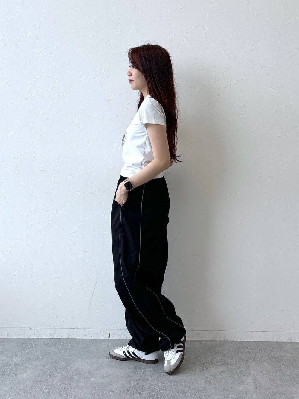 ブラック系のその他パンツ、ホワイト系のTシャツ/カットソーを着用したレディースの夏コーディネートの3枚目の写真