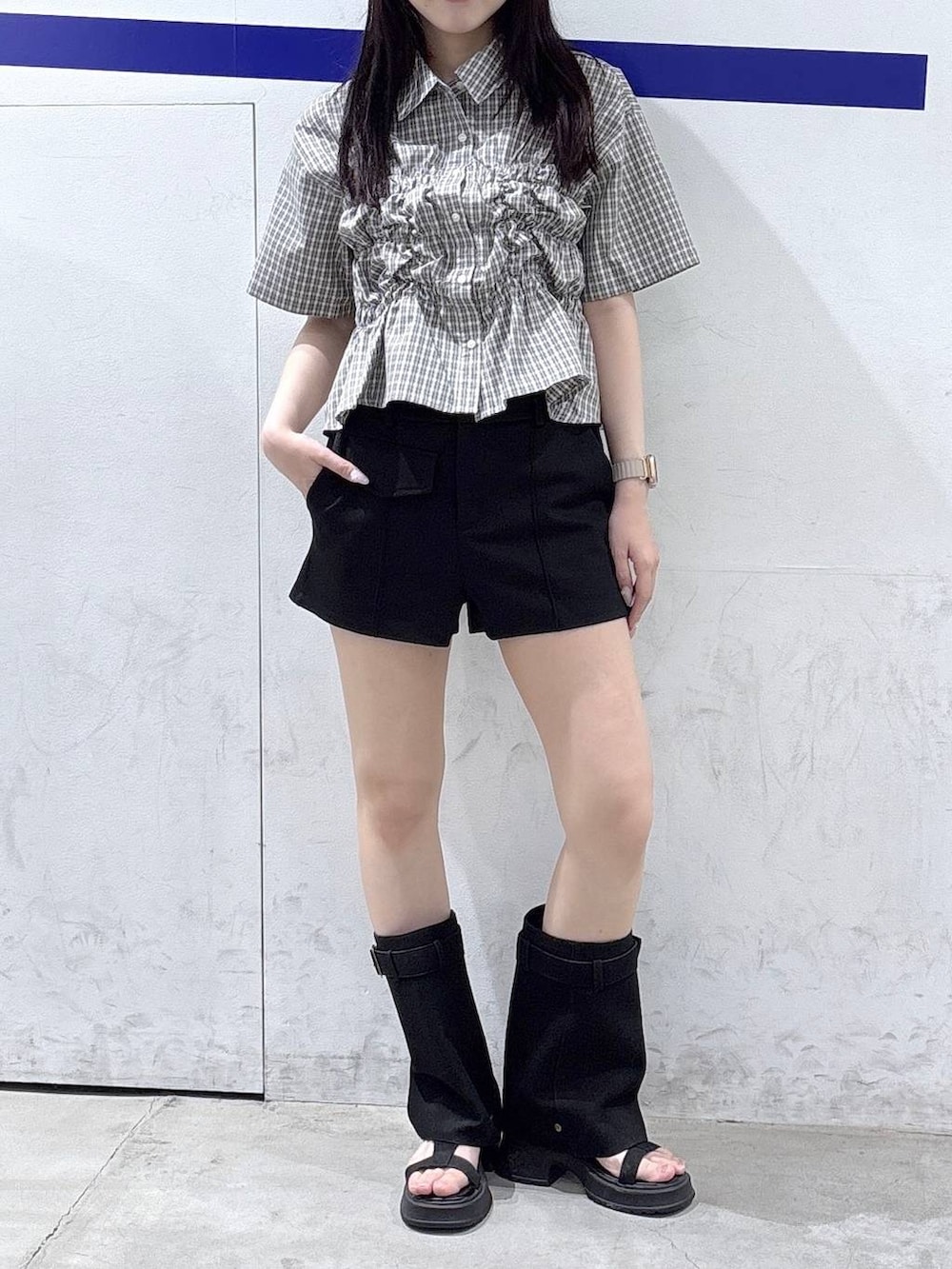 ブラック系のサンダル、ブラック系のその他パンツ、その他のシャツ/ブラウスを着用したレディースの春コーディネートの2枚目の写真
