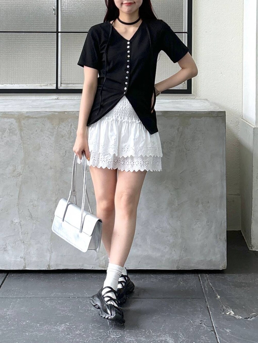 ホワイト系のスカート、ブラック系のTシャツ/カットソーを着用したレディースの夏コーディネートの2枚目の写真