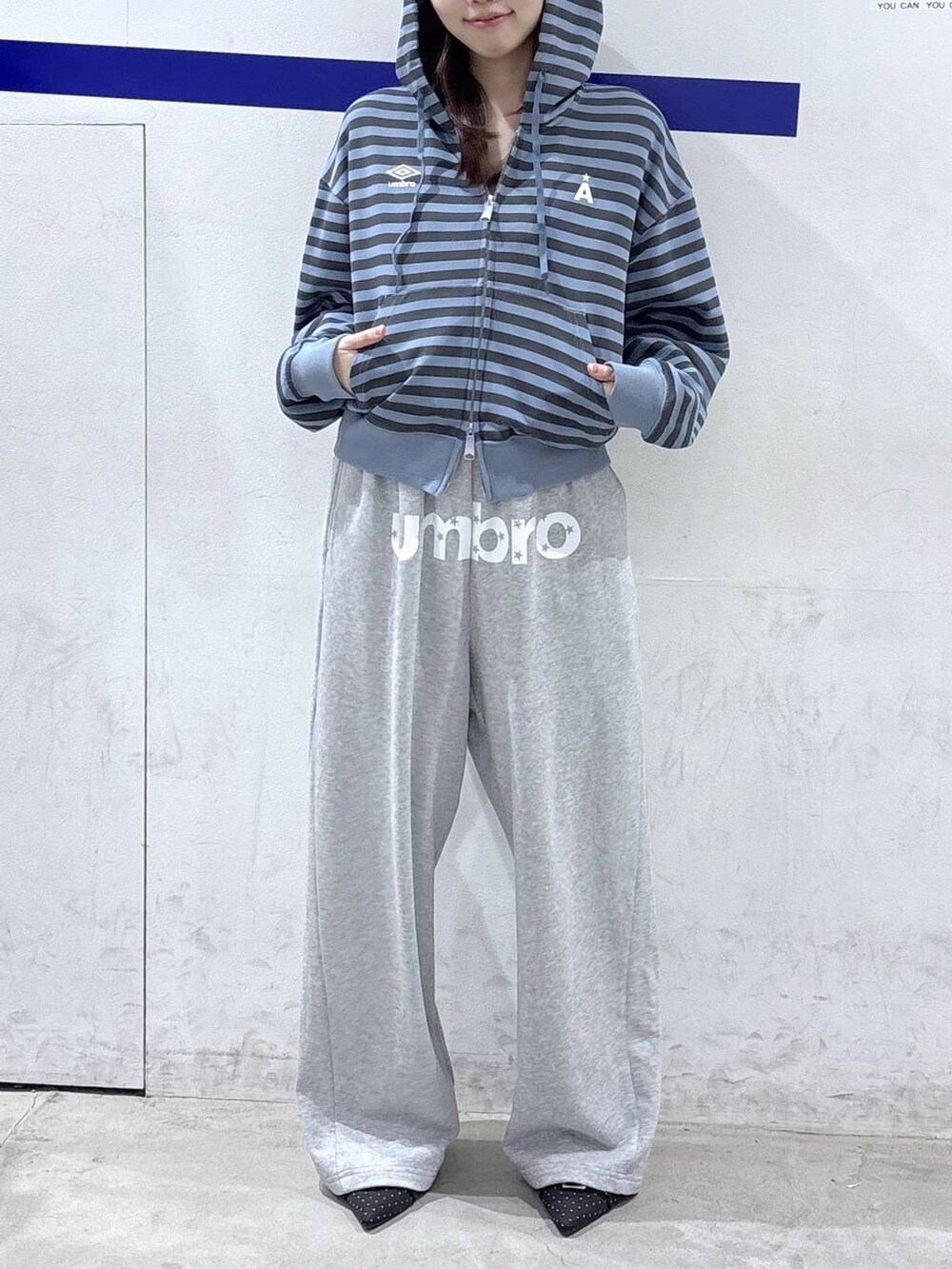 その他のパンプスを着用したレディースの夏コーディネートの2枚目の写真
