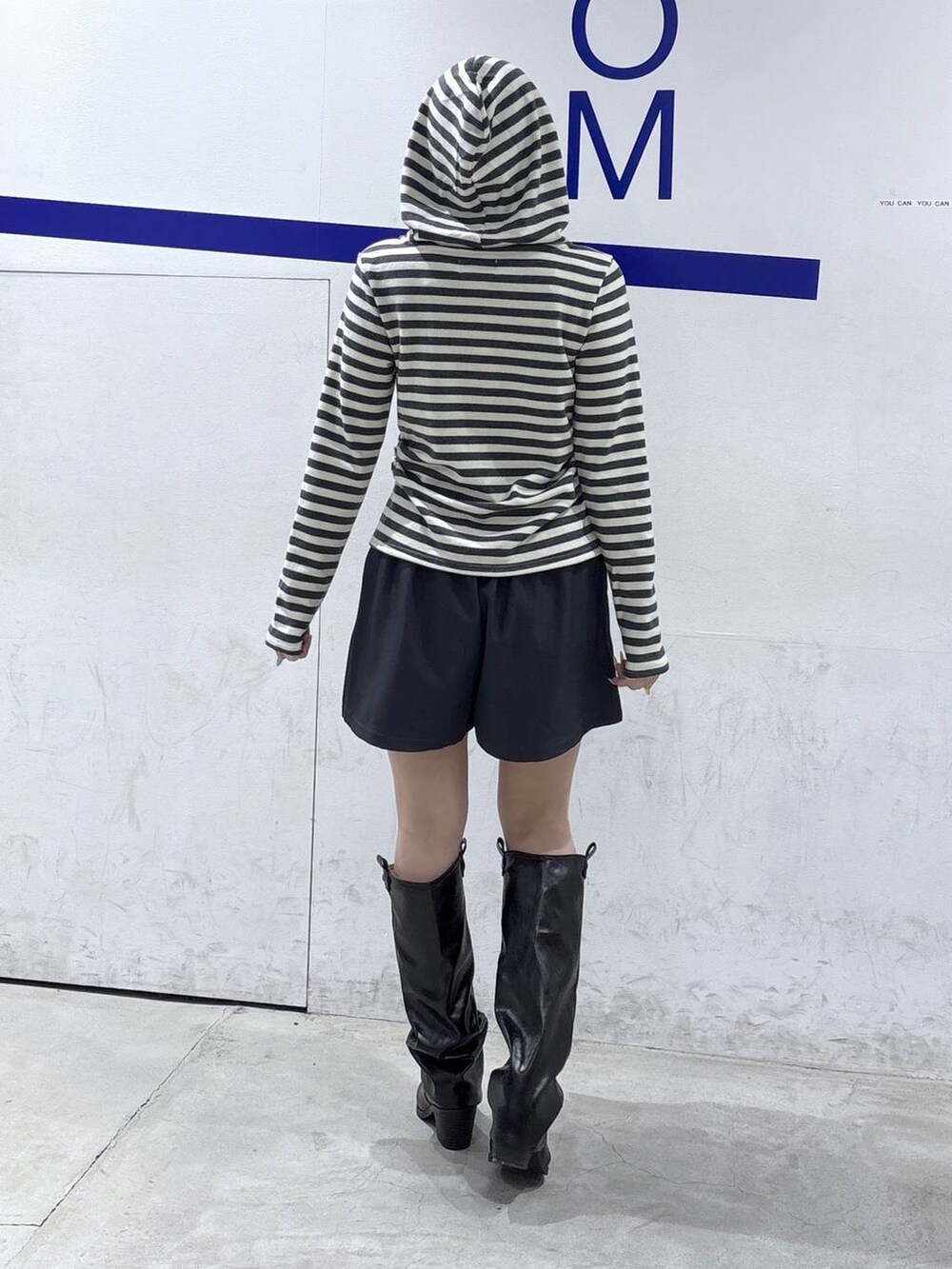 ホワイト系のカーディガン/ボレロ、グレー系のその他パンツ、ブラック系のブーツを着用したレディースの春コーディネートの4枚目の写真