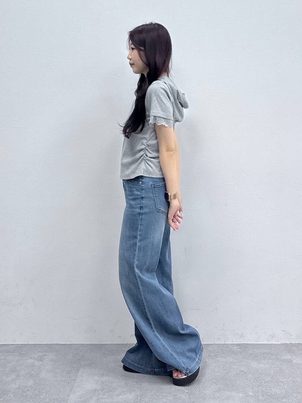 グレー系のTシャツ/カットソー、ブルー系のデニムパンツを着用したレディースの春コーディネートの3枚目の写真