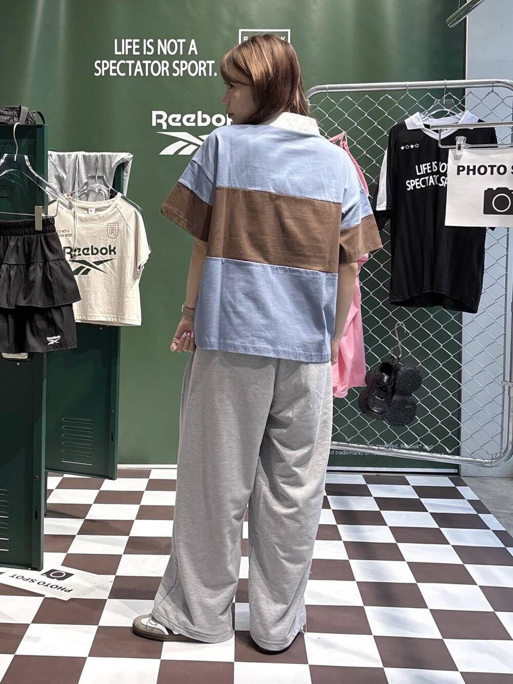 グレー系のスウェットパンツ、ブルー系のシャツ/ブラウスを着用したレディースの春コーディネートの4枚目の写真