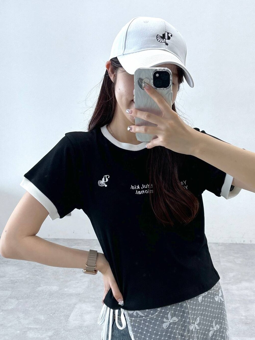 ブルー系のその他パンツ、その他のスカートを着用したレディースの夏コーディネートの6枚目の写真