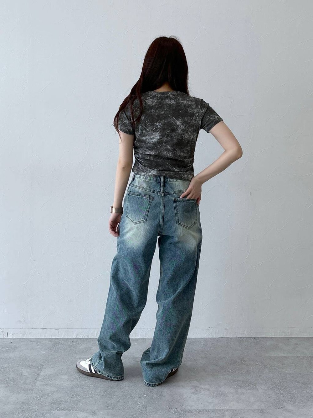 グレー系のTシャツ/カットソー、ブルー系のデニムパンツを着用したレディースの春コーディネートの4枚目の写真