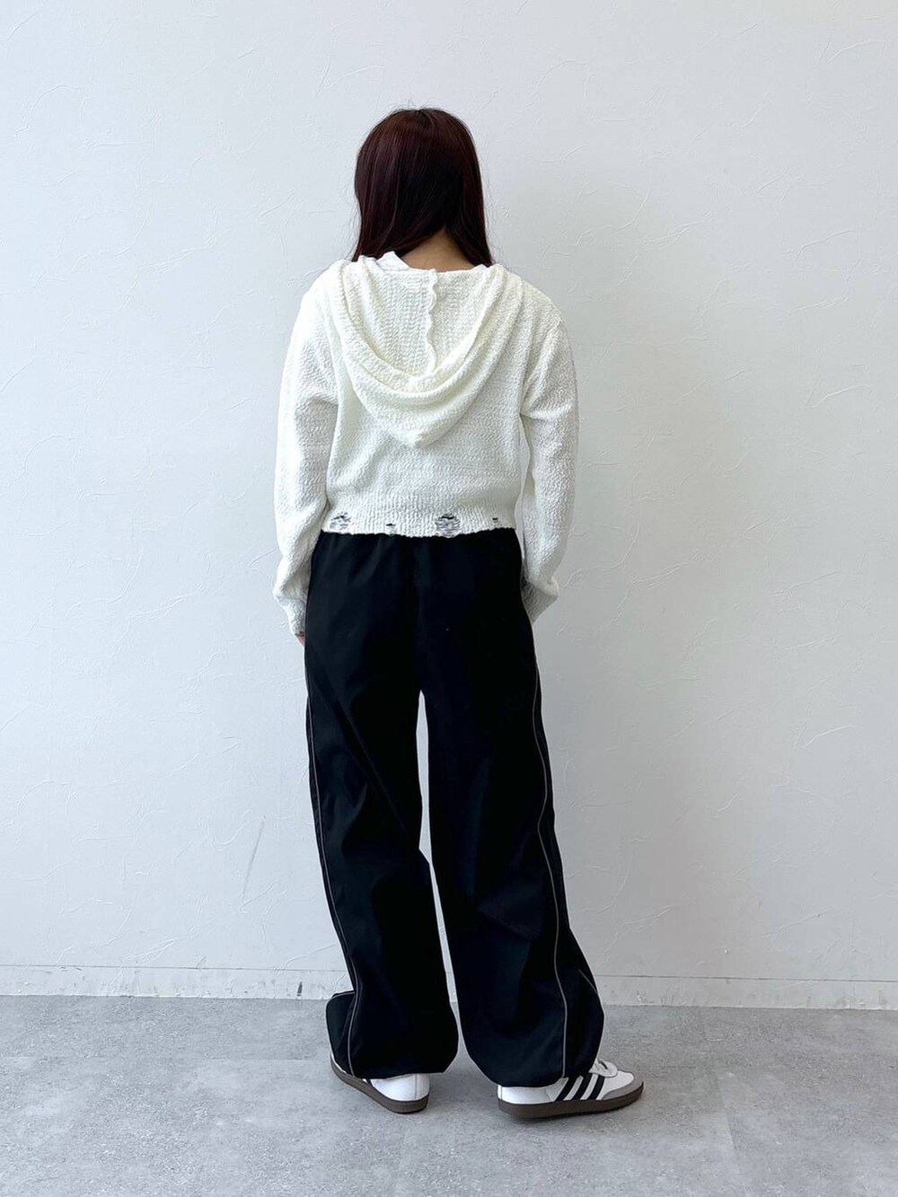 ベージュ系のパーカー、ブラック系のその他パンツ、ホワイト系のTシャツ/カットソーを着用したレディースの夏コーディネートの4枚目の写真